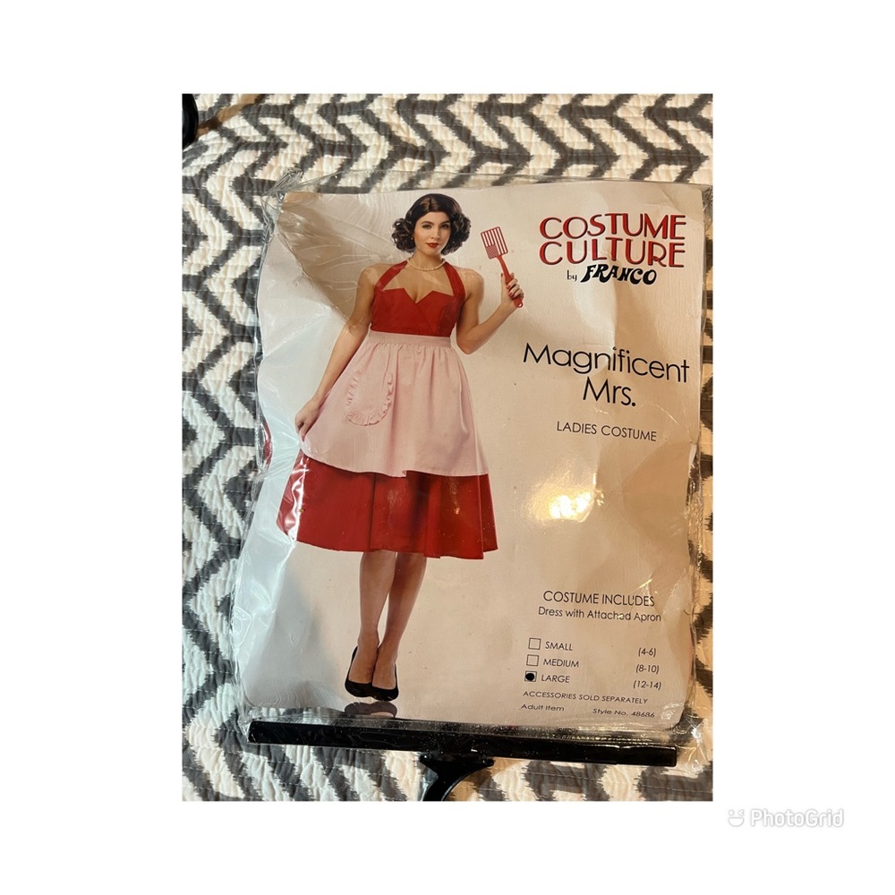 Costume - housewife - Halloween - theme - magnificent MRS -BRAND NEW!